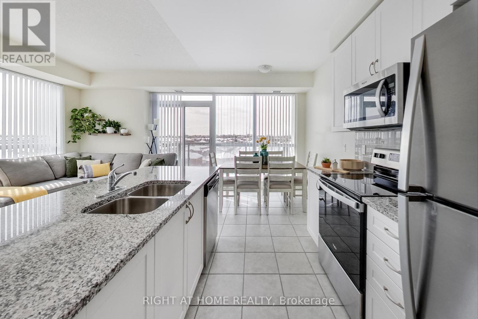 615 - 349 Rathburn Road W, Mississauga, Ontario  L5B 0G9 - Photo 6 - W11977958