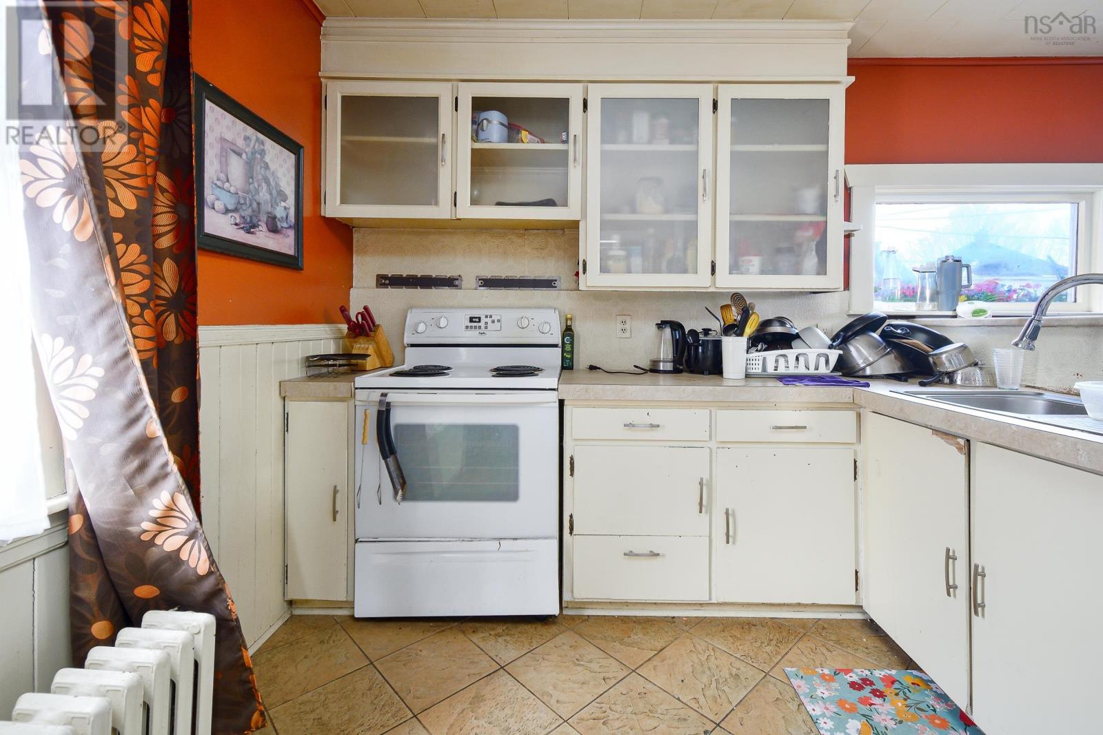 98 Center Street, Sydney, Nova Scotia  B1P 2H2 - Photo 10 - 202503145