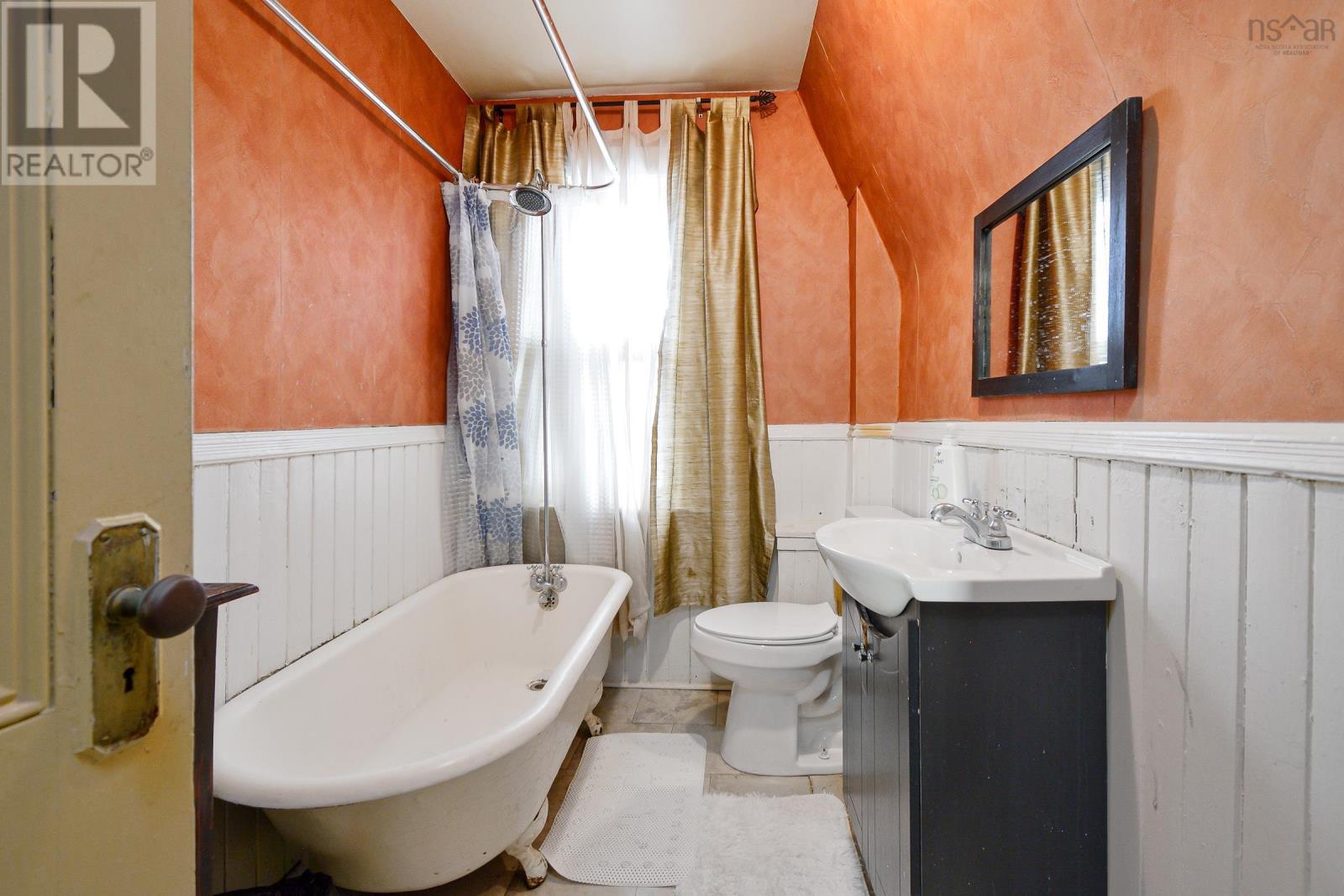 98 Center Street, Sydney, Nova Scotia  B1P 2H2 - Photo 19 - 202503145