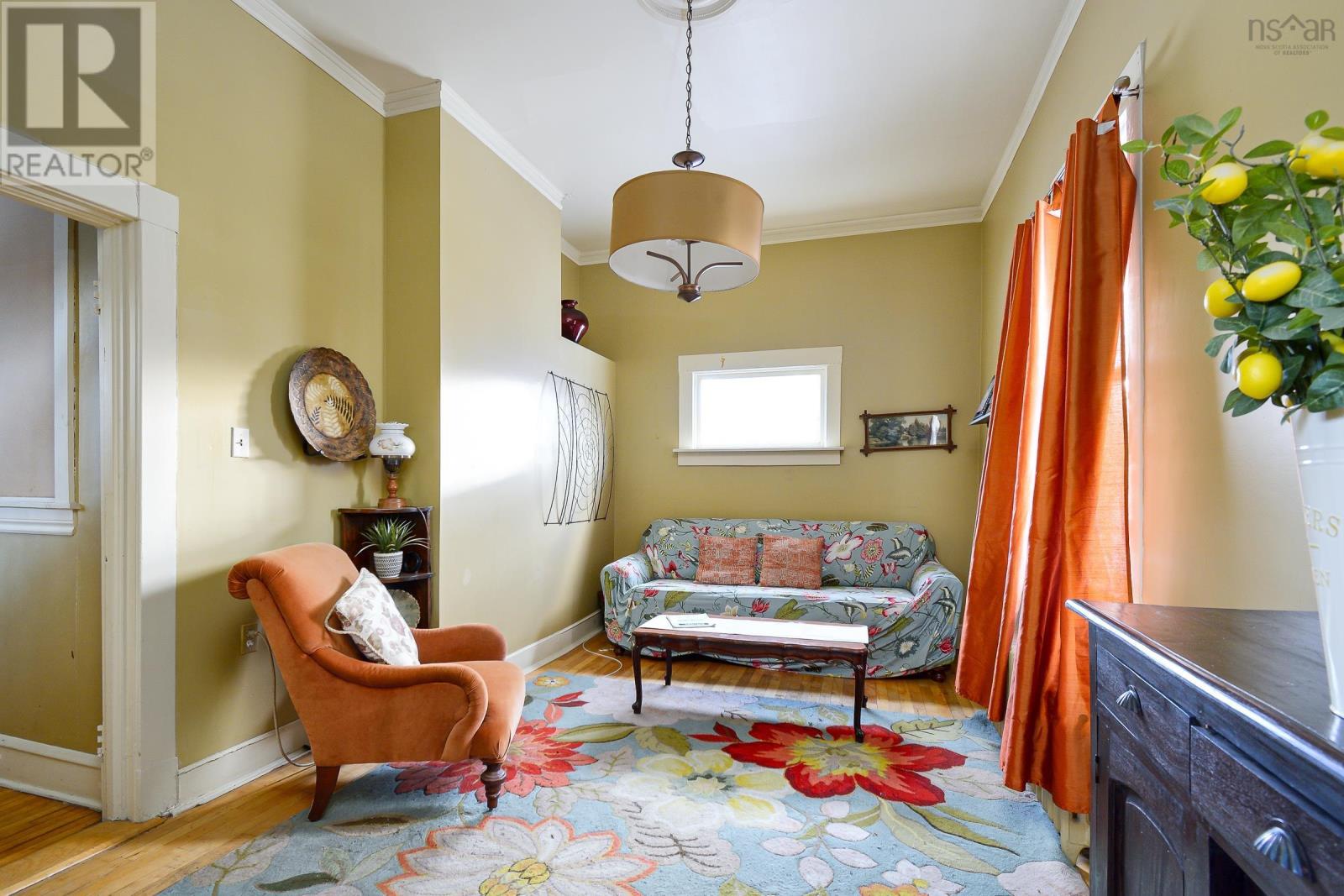 98 Center Street, Sydney, Nova Scotia  B1P 2H2 - Photo 5 - 202503145