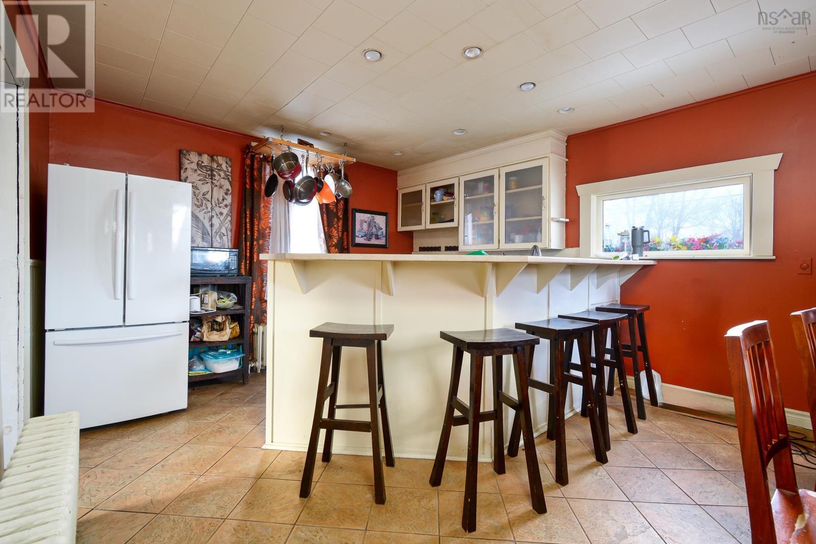 98 Center Street, Sydney, Nova Scotia  B1P 2H2 - Photo 9 - 202503145