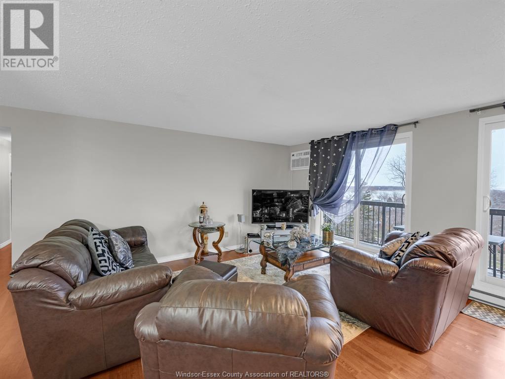 Property at 3936 WYANDOTTE STREET East Unit# 805 image 5