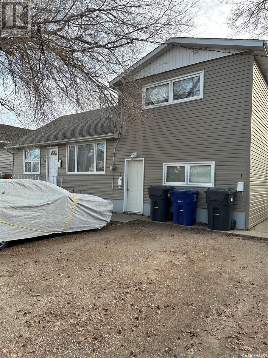 820 Park Avenue, Weyburn, Saskatchewan  S4H 0K2 - Photo 2 - SK988476