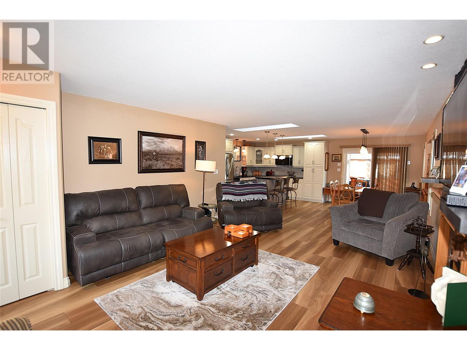 Property at 519 Loon Avenue image 4