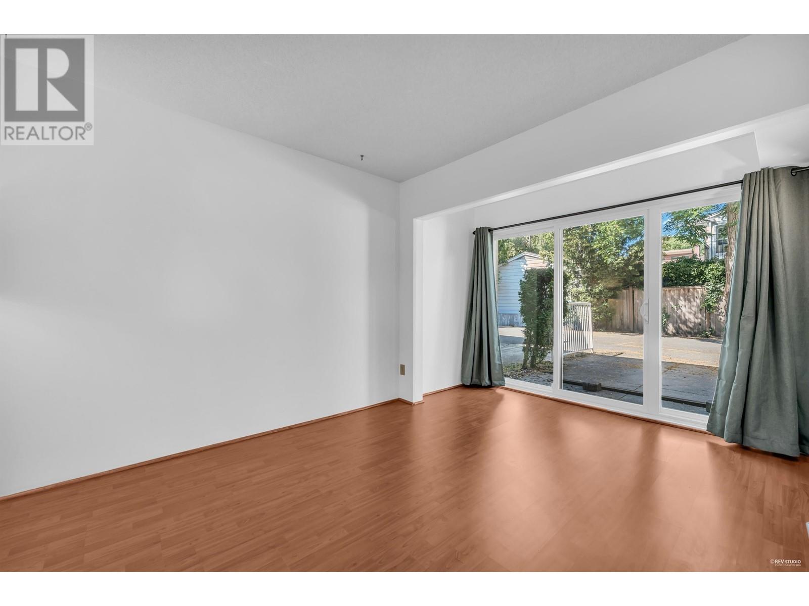 Listing Picture 2 of 37 : 3 8551 COOK ROAD, Richmond / 烈治文 - 魯藝地產 Yvonne Lu Group - MLS Medallion Club Member
