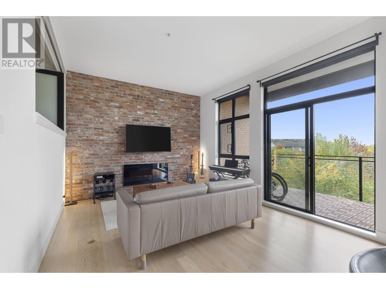 302 220 Salter Street, New Westminster, British Columbia  V3M 0H4 - Photo 2 - R2968297