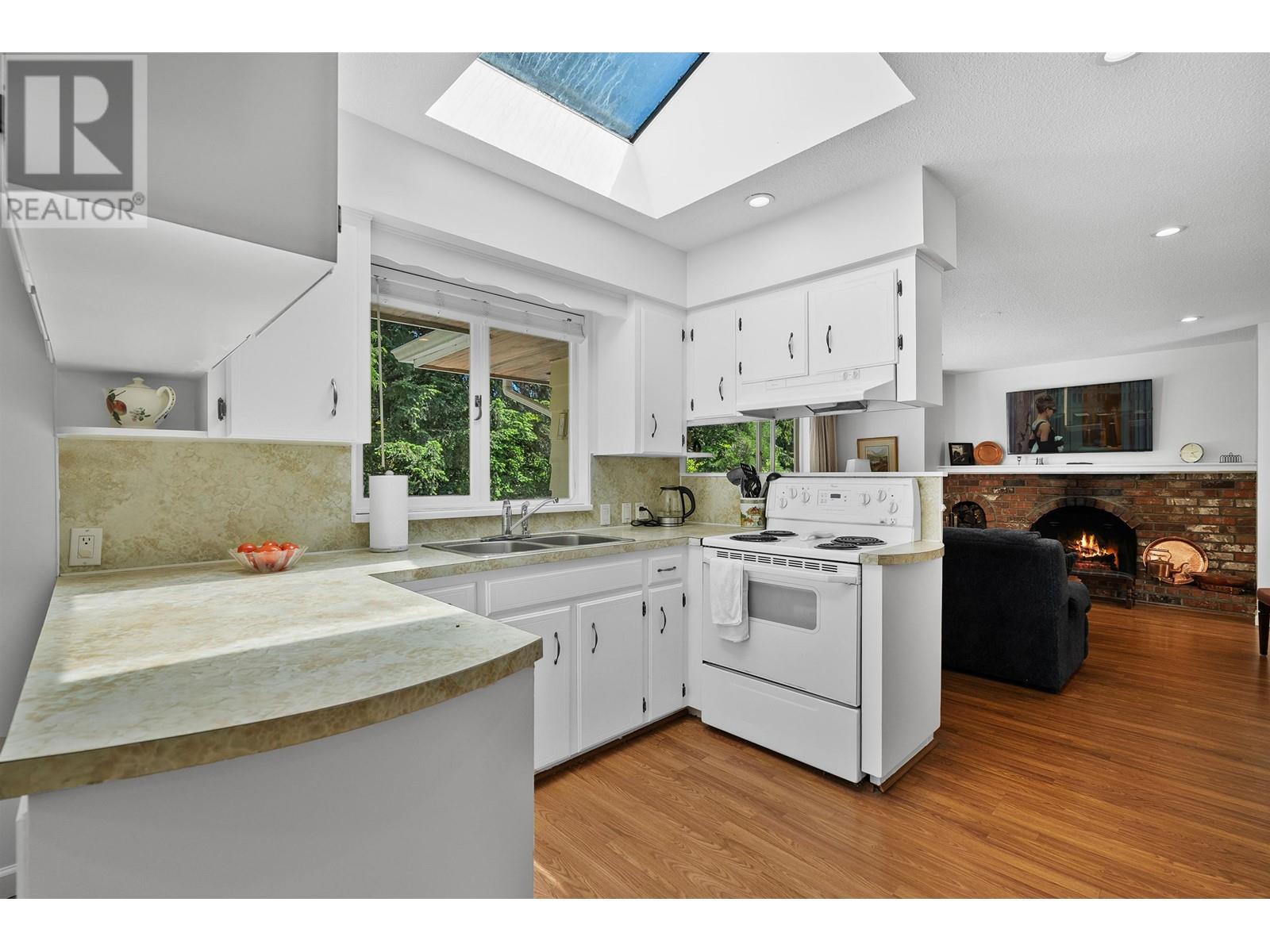 5749 Cranley Drive, West Vancouver, British Columbia  V7W 1S7 - Photo 3 - R2968284