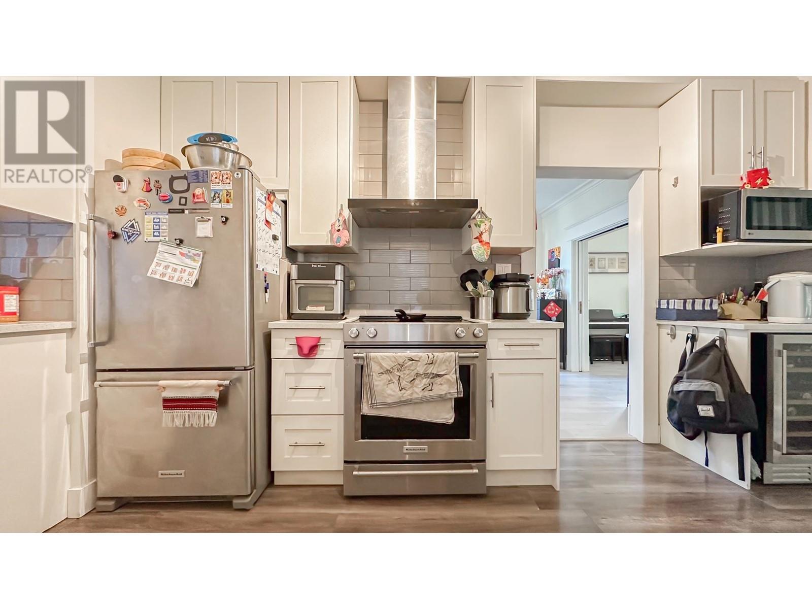 Listing Picture 2 of 40 : 923 E 11TH AVENUE, Vancouver / 溫哥華 - 魯藝地產 Yvonne Lu Group - MLS Medallion Club Member