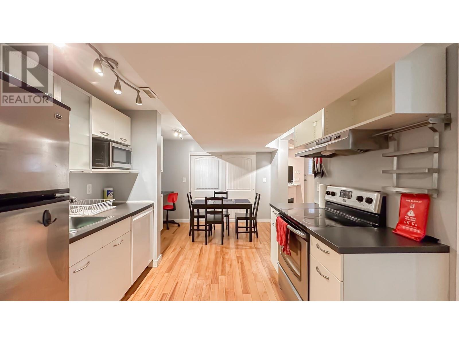 Listing Picture 22 of 40 : 923 E 11TH AVENUE, Vancouver / 溫哥華 - 魯藝地產 Yvonne Lu Group - MLS Medallion Club Member