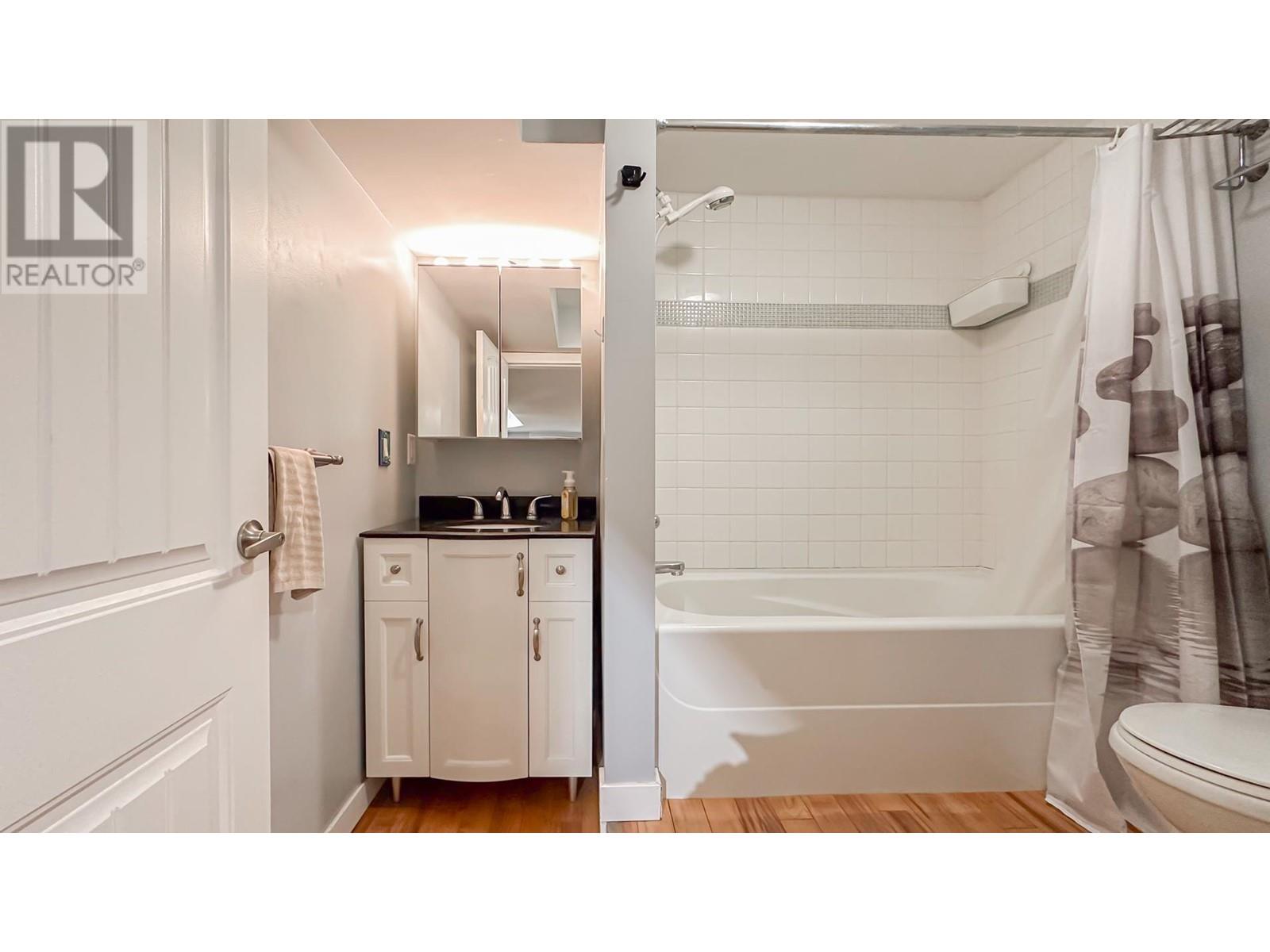 Listing Picture 25 of 40 : 923 E 11TH AVENUE, Vancouver / 溫哥華 - 魯藝地產 Yvonne Lu Group - MLS Medallion Club Member