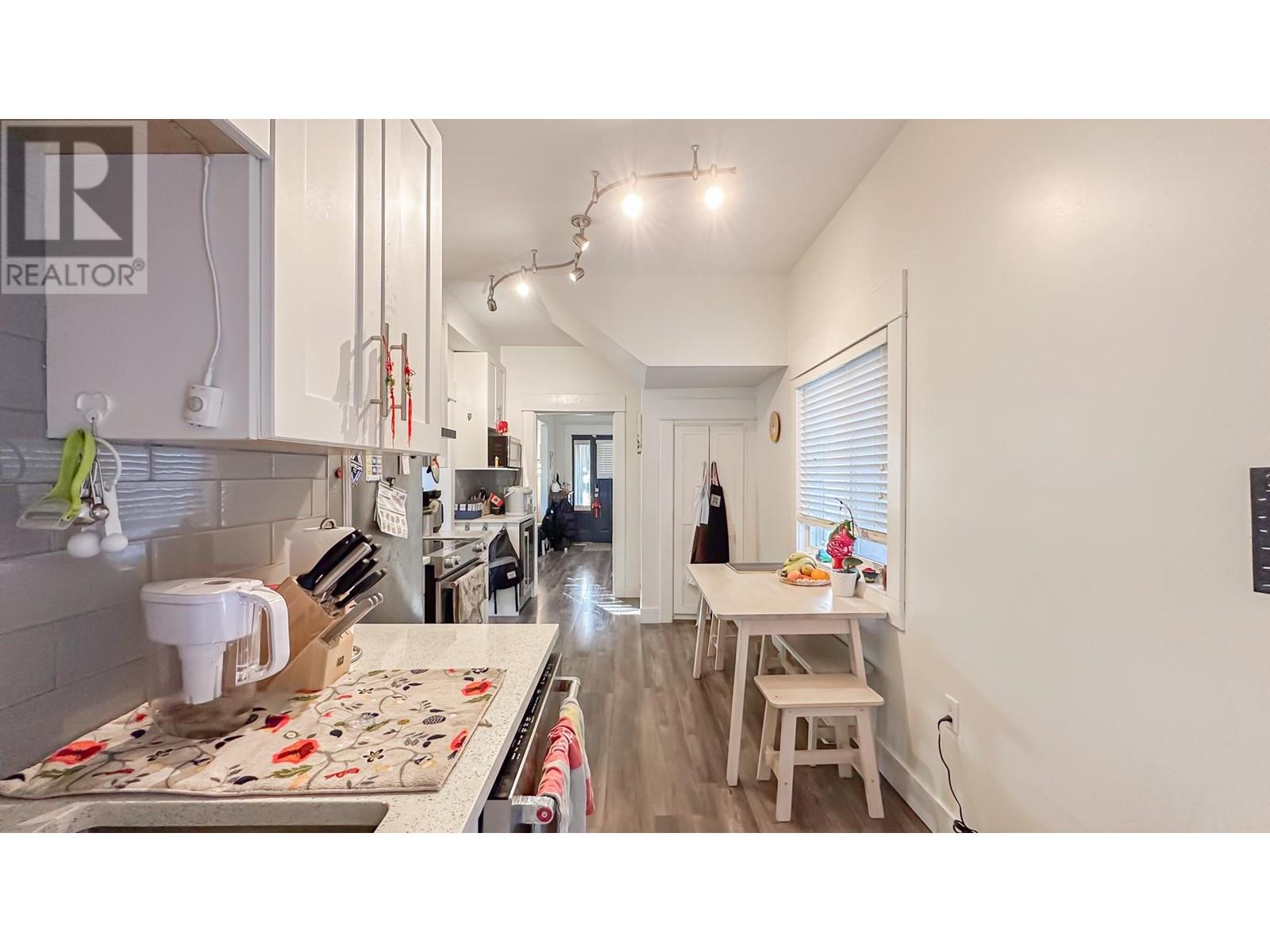 Listing Picture 3 of 40 : 923 E 11TH AVENUE, Vancouver / 溫哥華 - 魯藝地產 Yvonne Lu Group - MLS Medallion Club Member