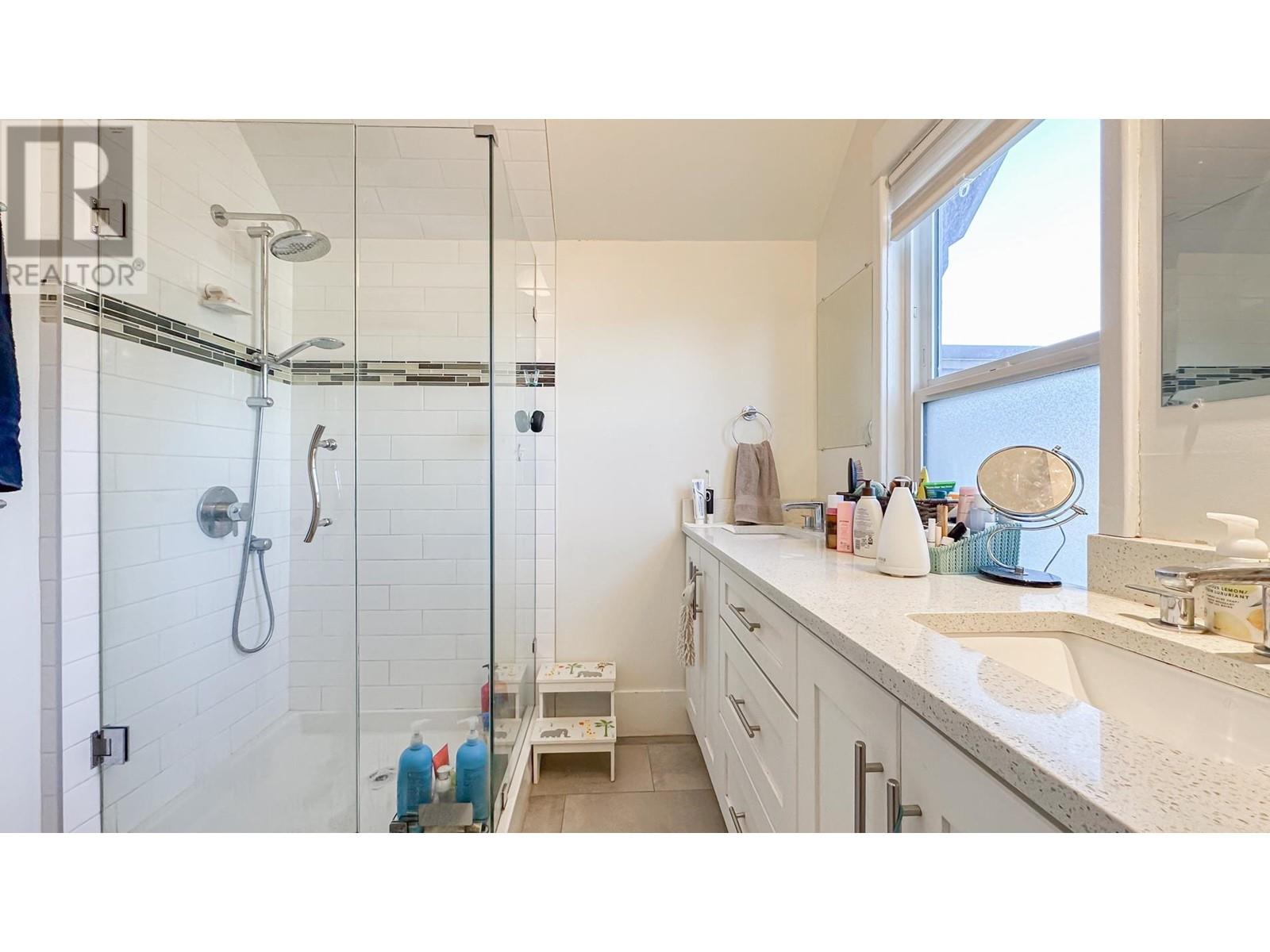 Listing Picture 6 of 40 : 923 E 11TH AVENUE, Vancouver / 溫哥華 - 魯藝地產 Yvonne Lu Group - MLS Medallion Club Member