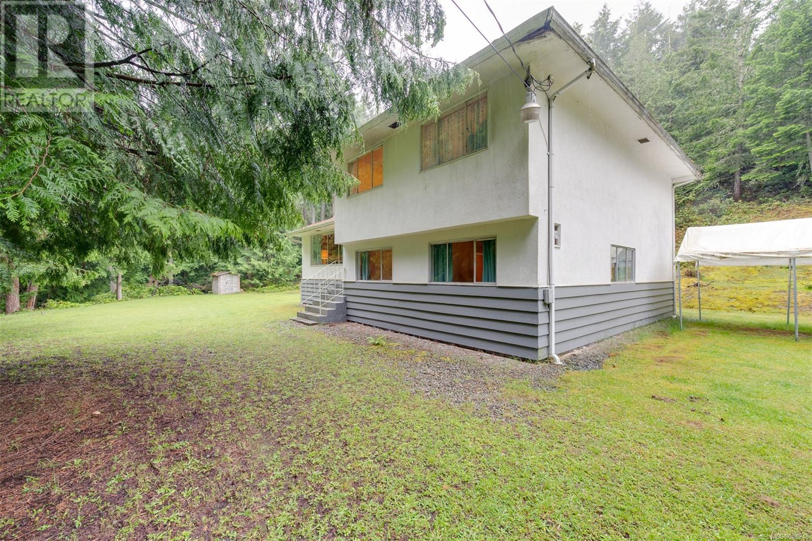 Property at 570 Waugh Rd image 3