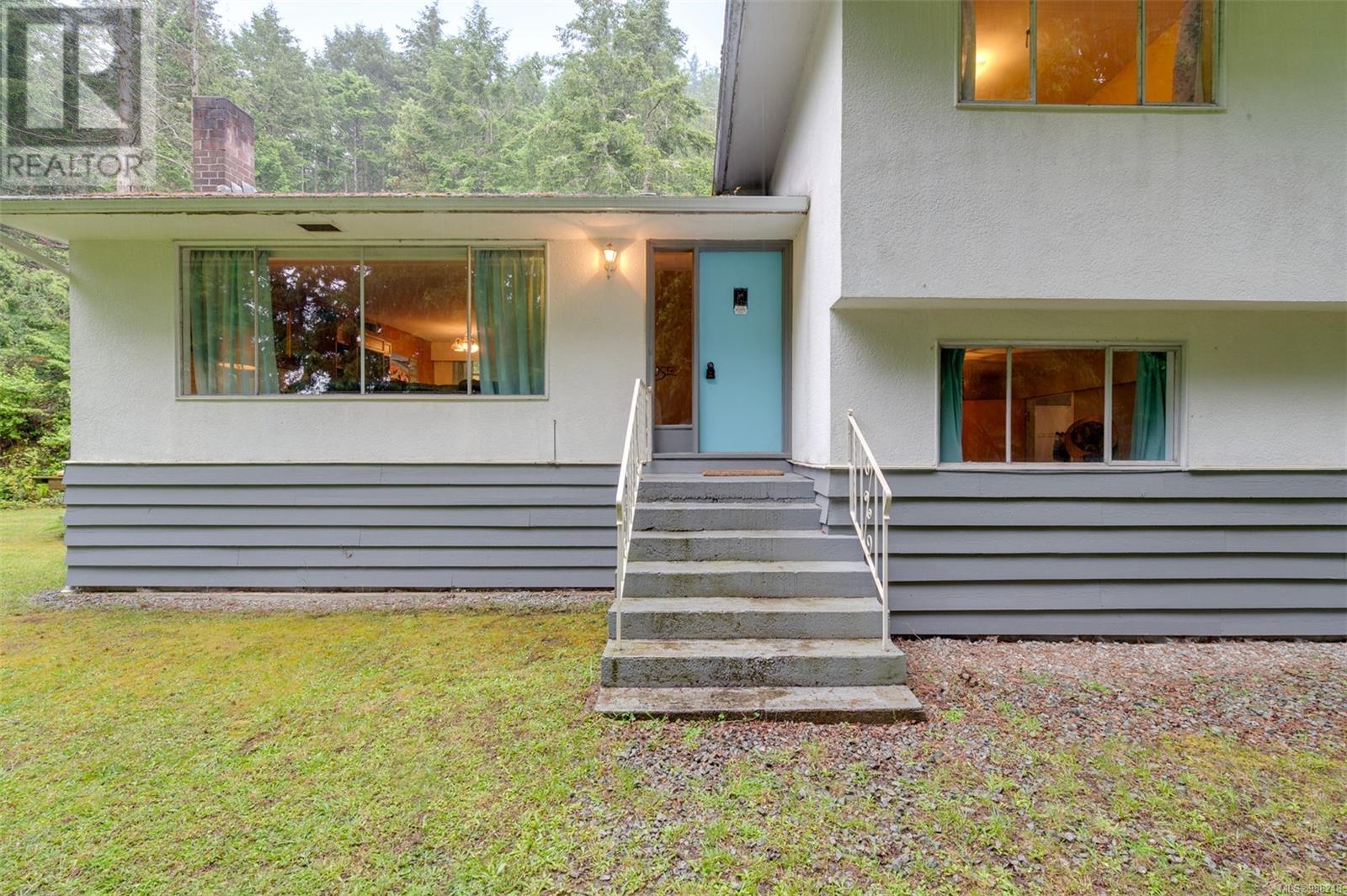 Property at 570 Waugh Rd image 5