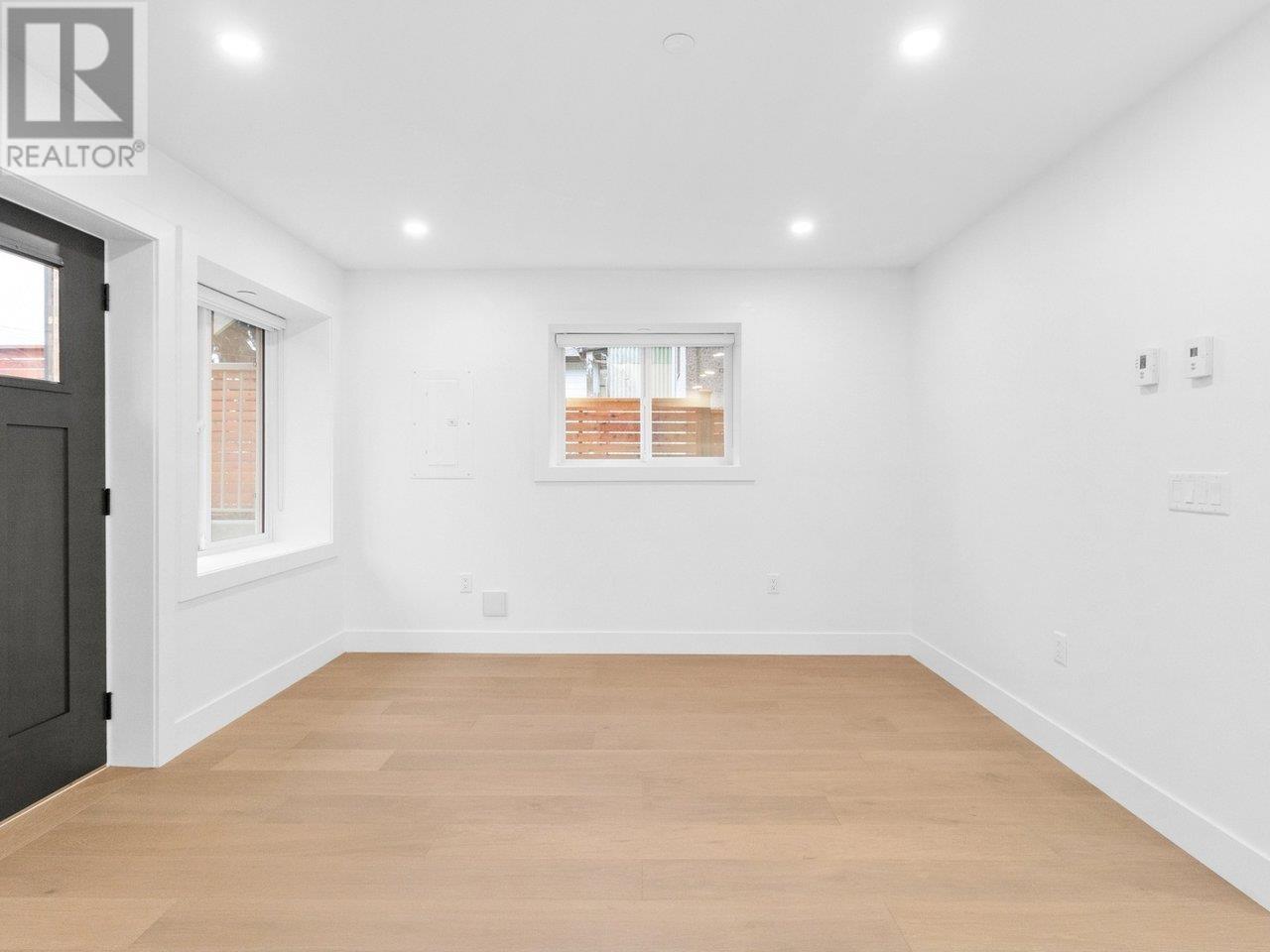 Listing Picture 2 of 26 : 4867 LANARK STREET, Vancouver / 溫哥華 - 魯藝地產 Yvonne Lu Group - MLS Medallion Club Member