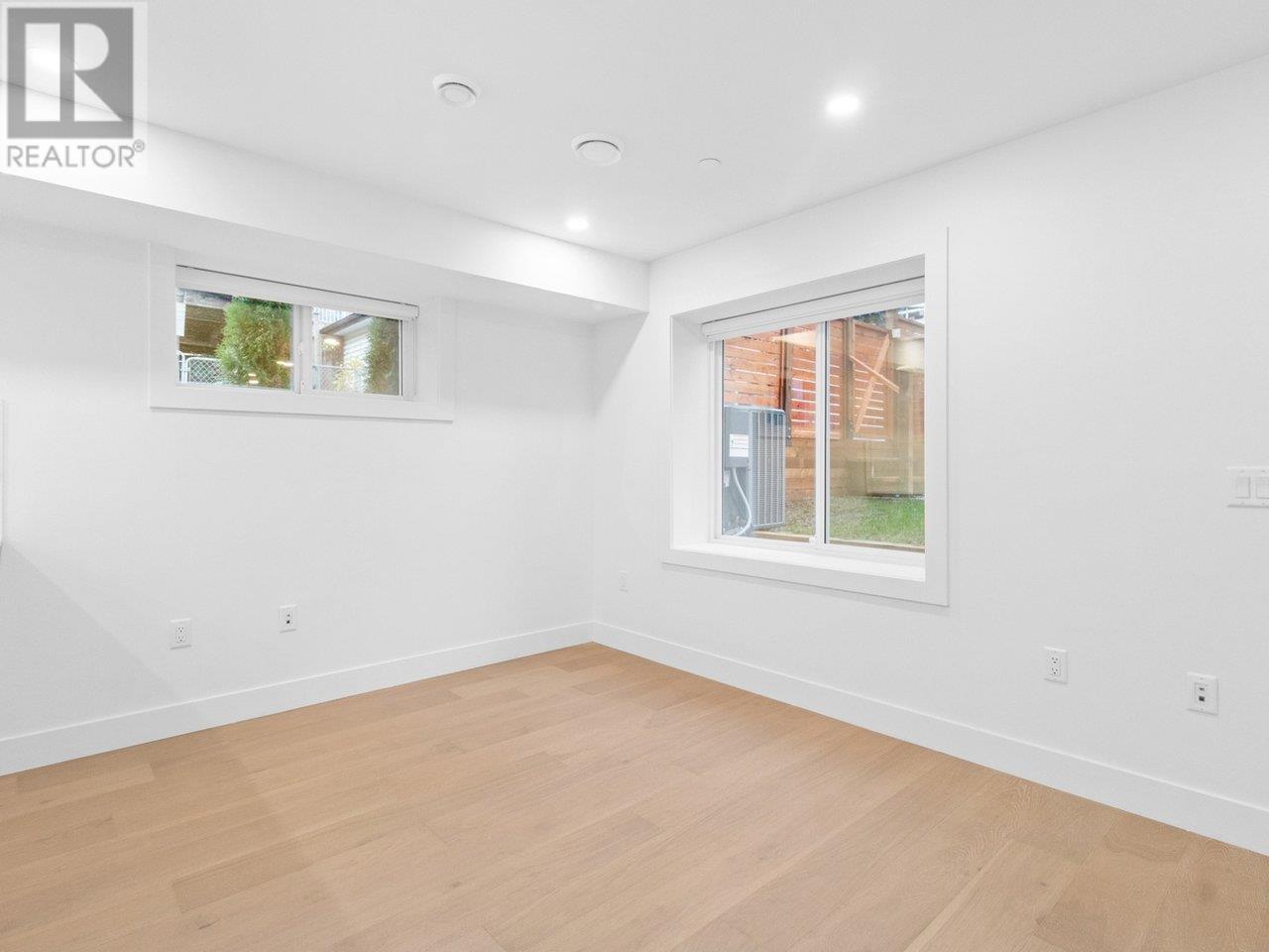 Listing Picture 3 of 26 : 4867 LANARK STREET, Vancouver / 溫哥華 - 魯藝地產 Yvonne Lu Group - MLS Medallion Club Member