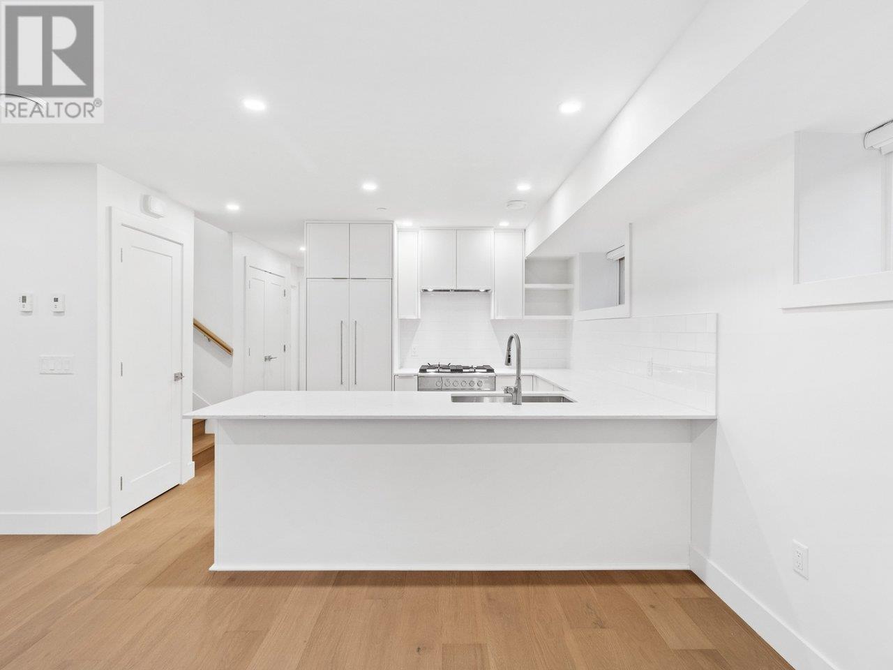 Listing Picture 8 of 26 : 4867 LANARK STREET, Vancouver / 溫哥華 - 魯藝地產 Yvonne Lu Group - MLS Medallion Club Member