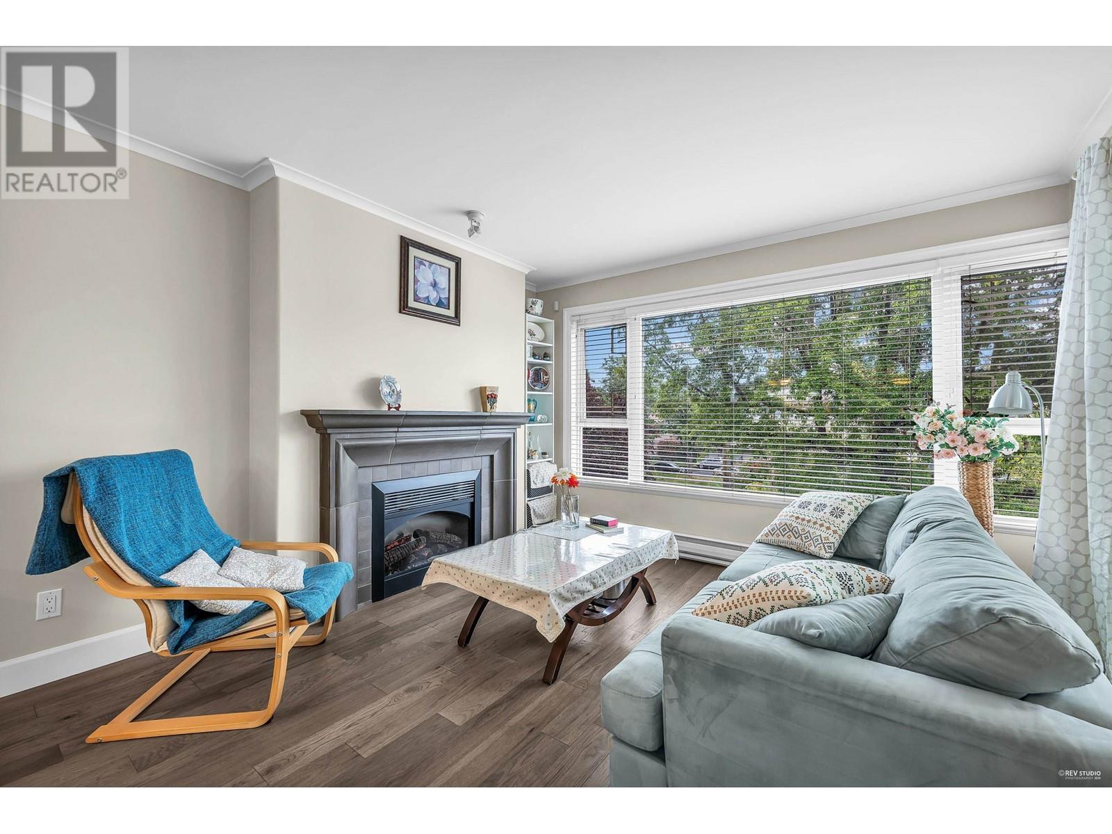 Listing Picture 3 of 28 : 301 2103 W 45TH AVENUE, Vancouver / 溫哥華 - 魯藝地產 Yvonne Lu Group - MLS Medallion Club Member