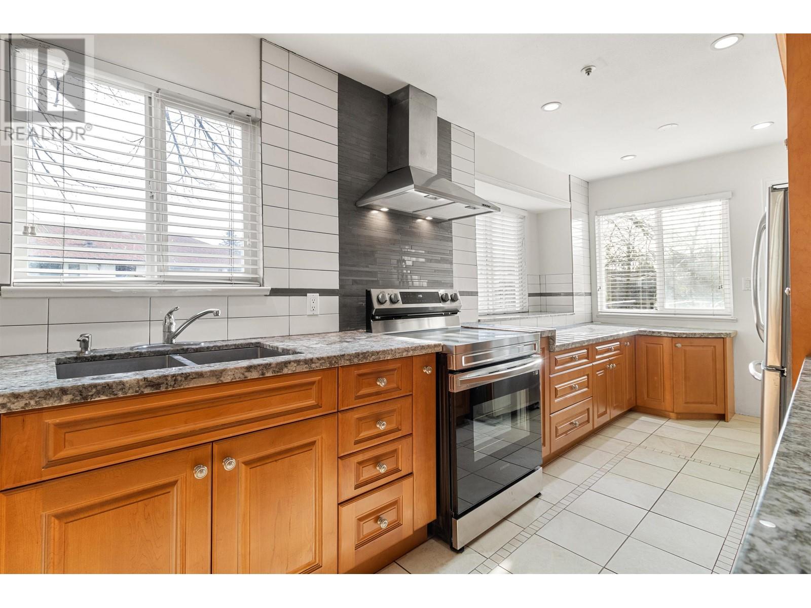 Listing Picture 10 of 26 : 498 E 19TH AVENUE, Vancouver / 溫哥華 - 魯藝地產 Yvonne Lu Group - MLS Medallion Club Member