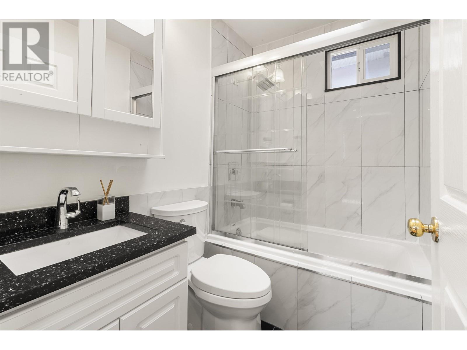 Listing Picture 13 of 26 : 498 E 19TH AVENUE, Vancouver / 溫哥華 - 魯藝地產 Yvonne Lu Group - MLS Medallion Club Member