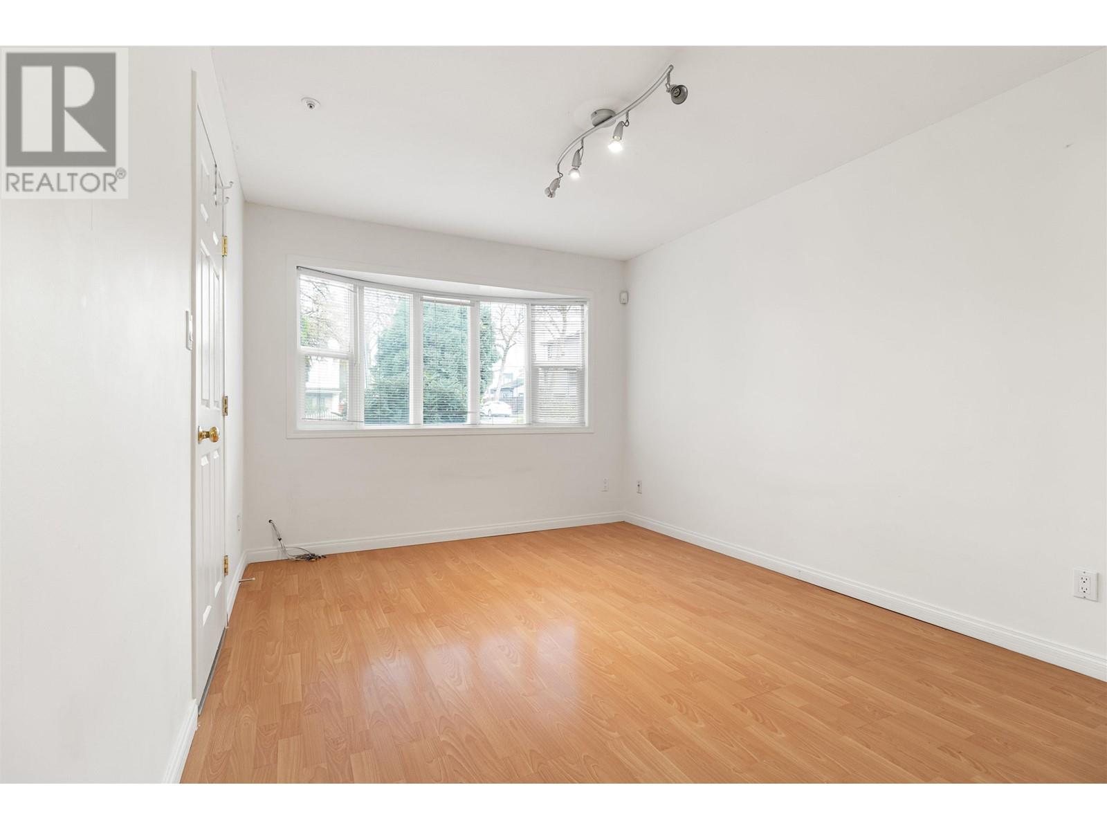 Listing Picture 17 of 26 : 498 E 19TH AVENUE, Vancouver / 溫哥華 - 魯藝地產 Yvonne Lu Group - MLS Medallion Club Member