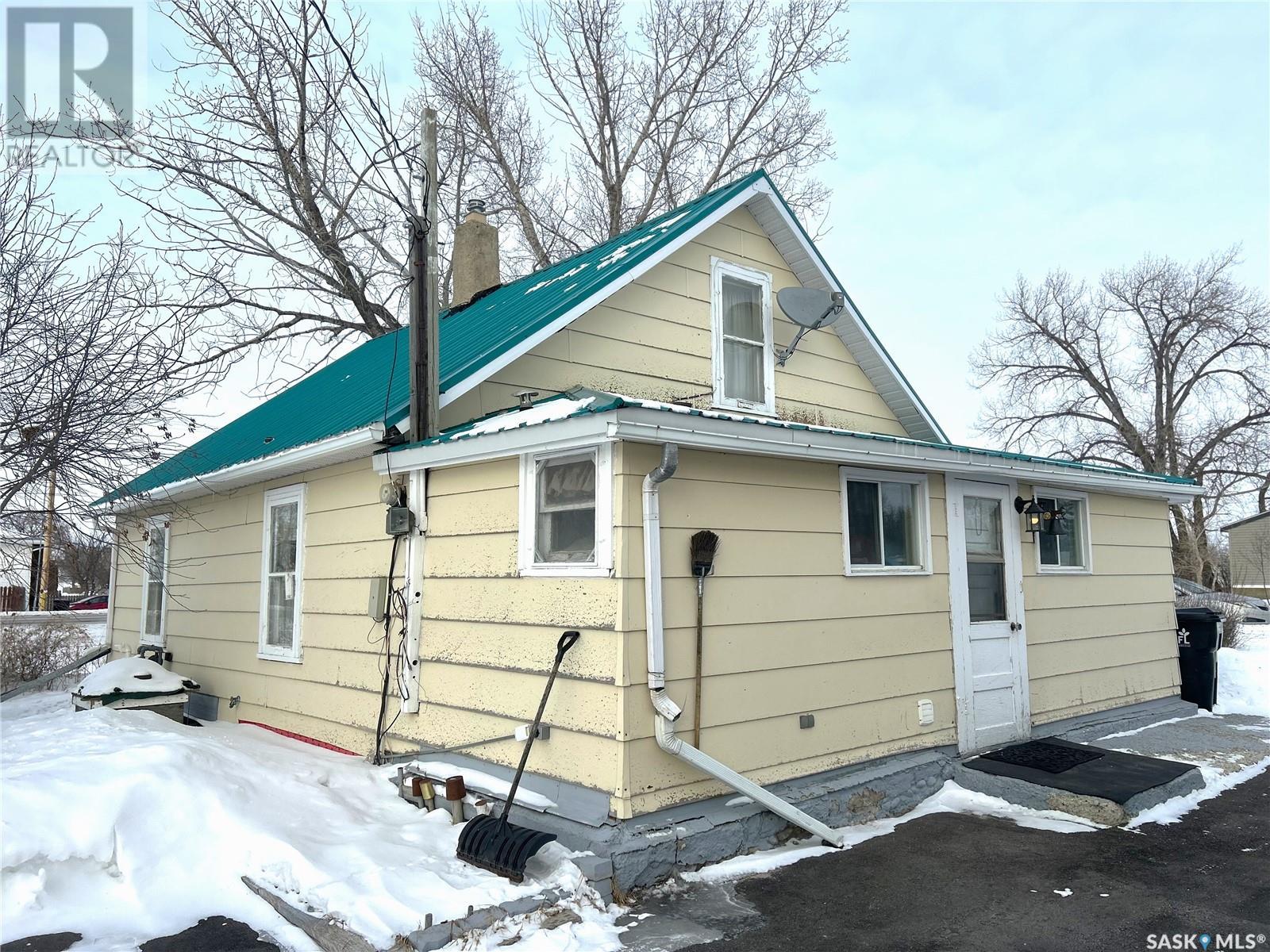 326 Taylor Street, Bienfait, Saskatchewan  S0C 0M0 - Photo 2 - SK996135