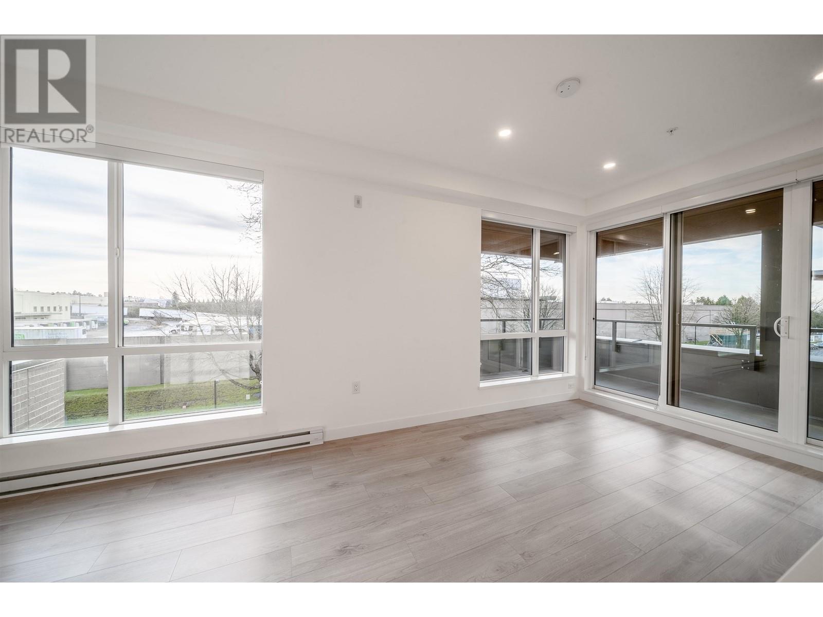 Listing Picture 6 of 6 : 411 7169 14TH AVENUE, Burnaby / 本拿比 - 魯藝地產 Yvonne Lu Group - MLS Medallion Club Member