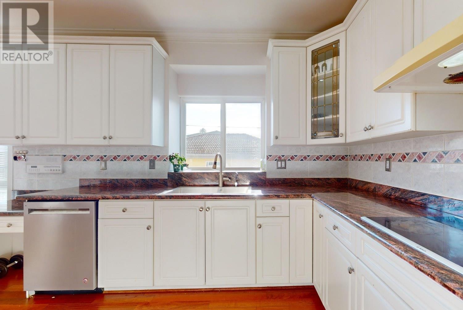 Listing Picture 12 of 38 : 2556 W 20TH AVENUE, Vancouver / 溫哥華 - 魯藝地產 Yvonne Lu Group - MLS Medallion Club Member