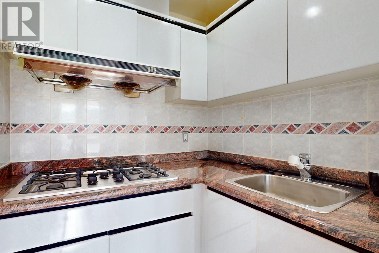 Listing Picture 13 of 38 : 2556 W 20TH AVENUE, Vancouver / 溫哥華 - 魯藝地產 Yvonne Lu Group - MLS Medallion Club Member