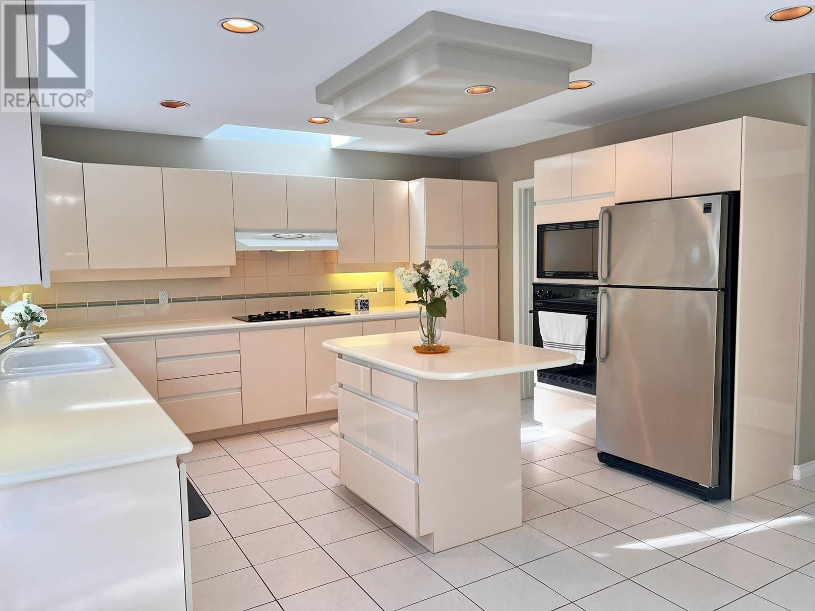 Listing Picture 10 of 23 : 3500 RIVER ROAD, Richmond / 烈治文 - 魯藝地產 Yvonne Lu Group - MLS Medallion Club Member