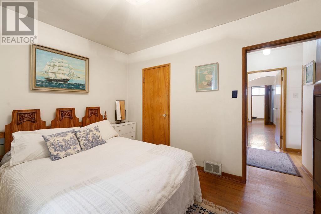 Listing Picture 11 of 19 : 996 E 12TH AVENUE, Vancouver / 溫哥華 - 魯藝地產 Yvonne Lu Group - MLS Medallion Club Member