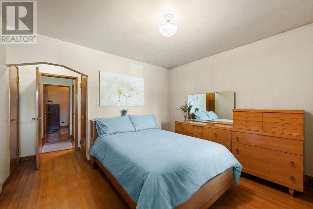 Listing Picture 13 of 19 : 996 E 12TH AVENUE, Vancouver / 溫哥華 - 魯藝地產 Yvonne Lu Group - MLS Medallion Club Member