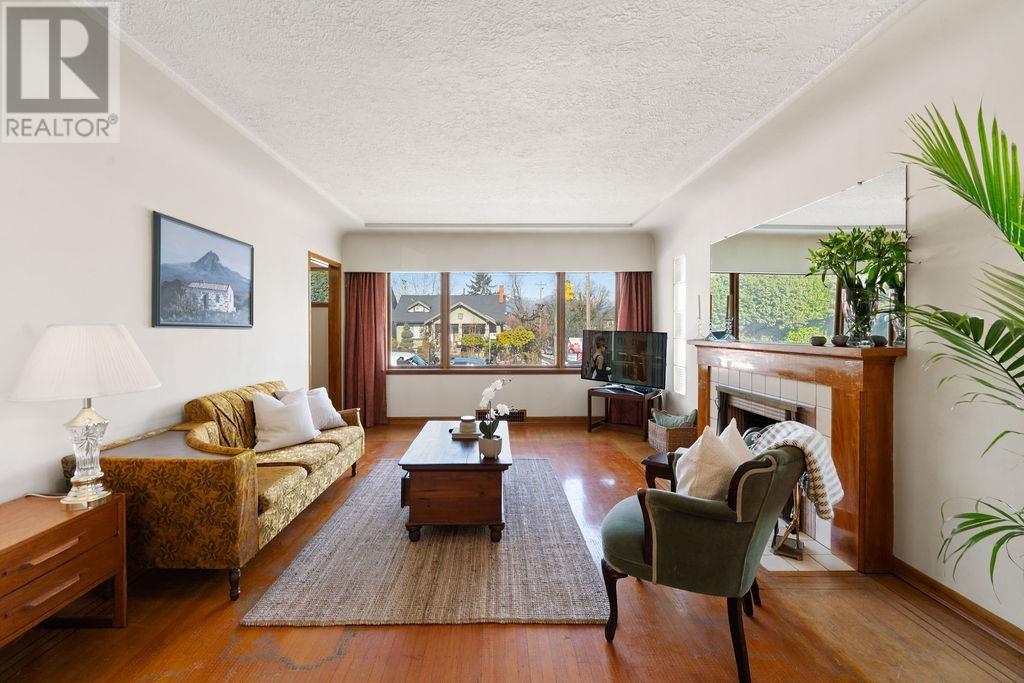 Listing Picture 3 of 19 : 996 E 12TH AVENUE, Vancouver / 溫哥華 - 魯藝地產 Yvonne Lu Group - MLS Medallion Club Member