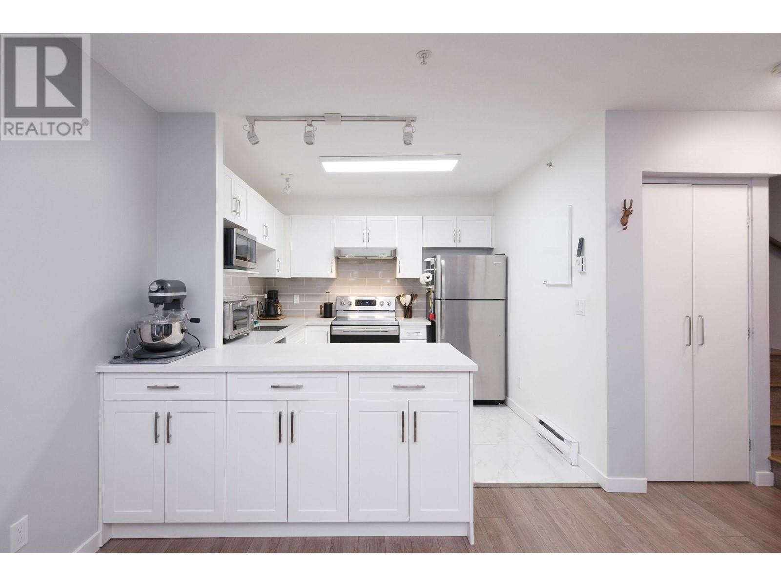 Listing Picture 6 of 29 : 135 6588 SOUTHOAKS CRESCENT, Burnaby / 本拿比 - 魯藝地產 Yvonne Lu Group - MLS Medallion Club Member
