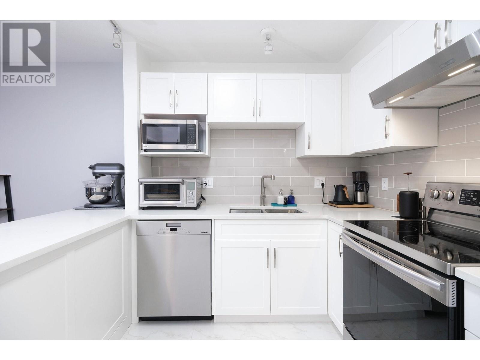 Listing Picture 8 of 29 : 135 6588 SOUTHOAKS CRESCENT, Burnaby / 本拿比 - 魯藝地產 Yvonne Lu Group - MLS Medallion Club Member