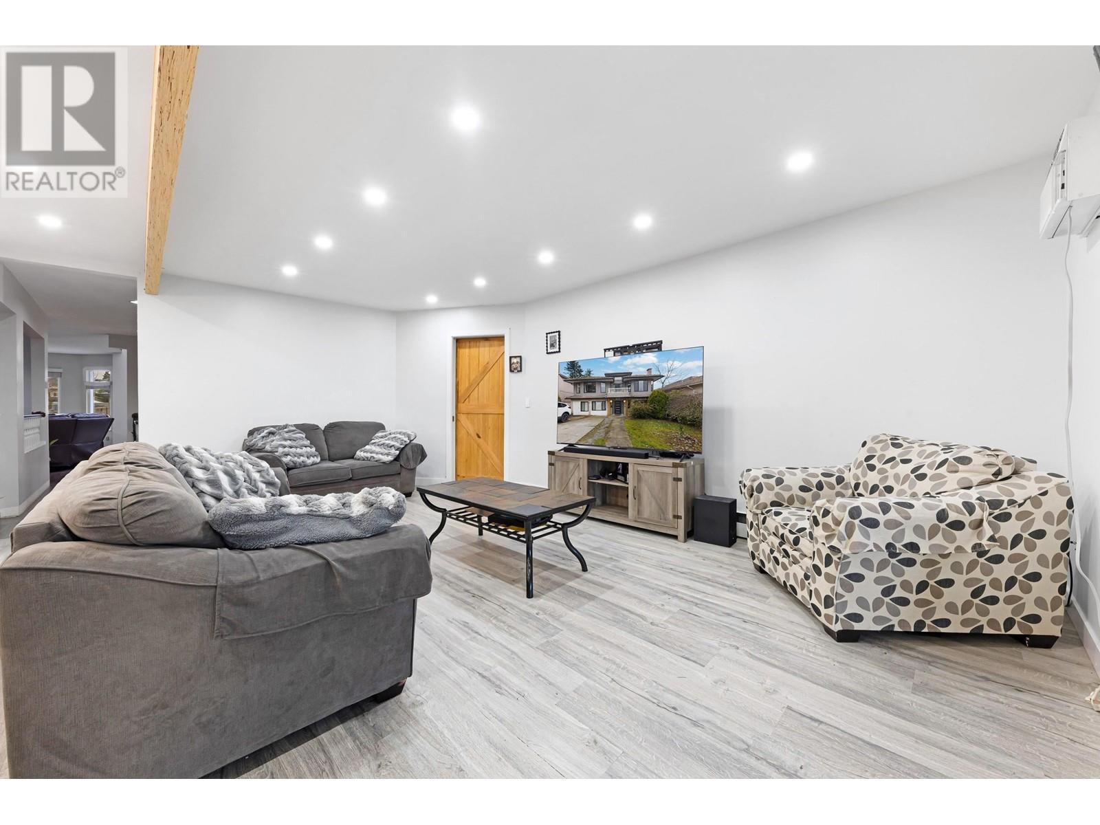 5649 Laurel Street, Burnaby, British Columbia  V5G 1N4 - Photo 3 - R2968746