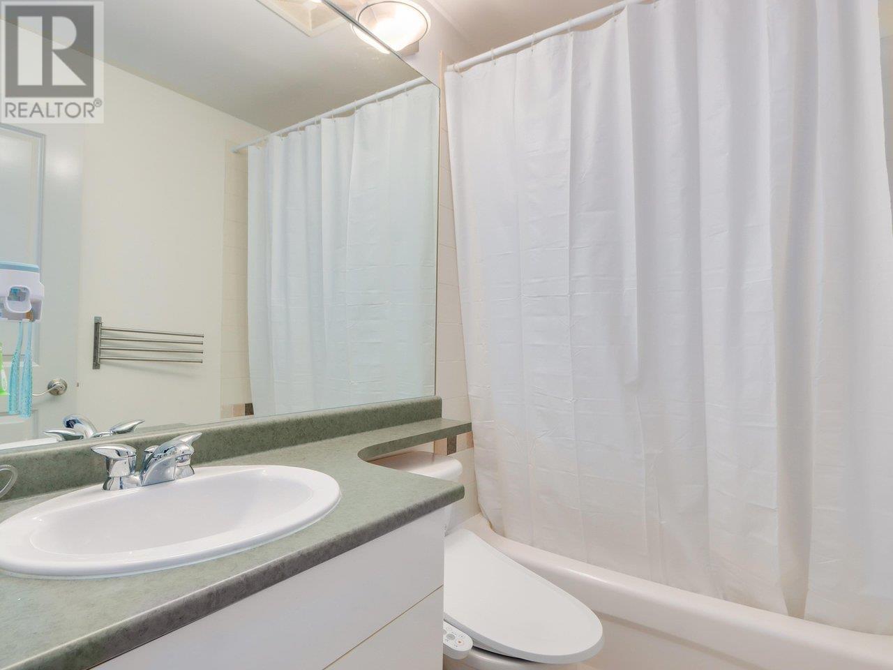 Listing Picture 18 of 23 : 3229 PERROT MEWS, Vancouver / 溫哥華 - 魯藝地產 Yvonne Lu Group - MLS Medallion Club Member