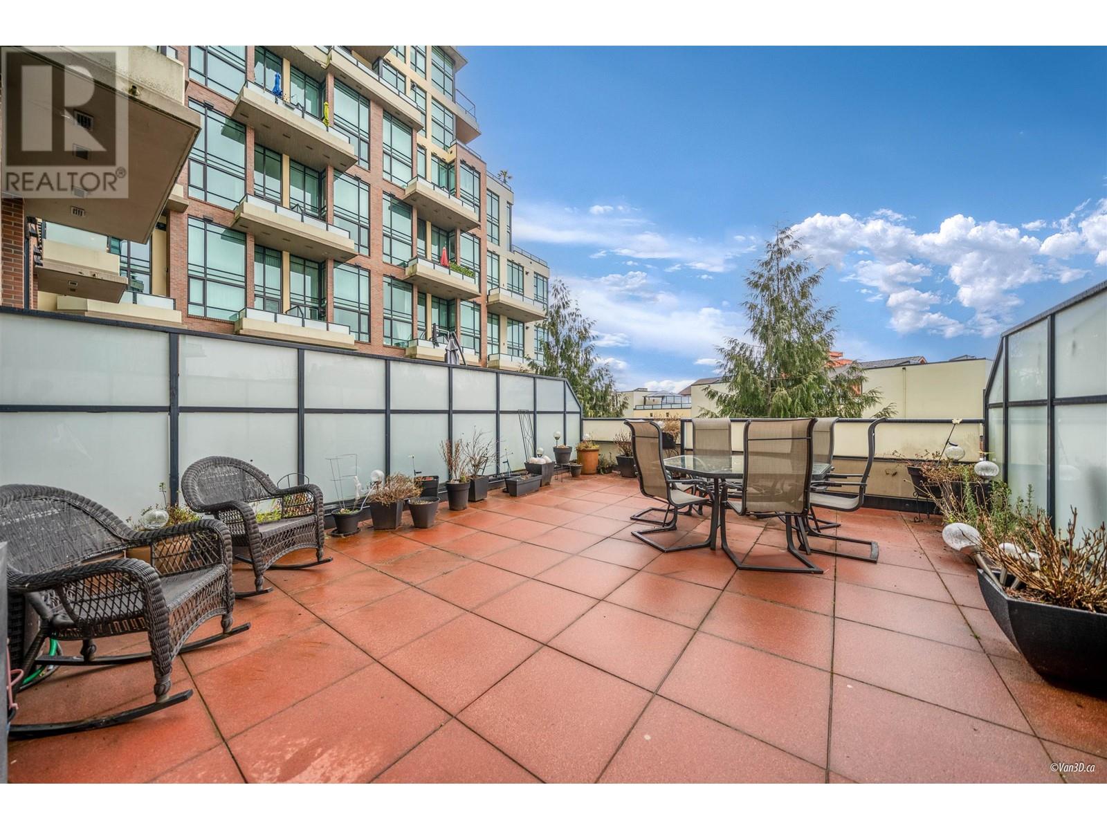 217 10 Renaissance Square, New Westminster, British Columbia  V3M 7B1 - Photo 2 - R2968777