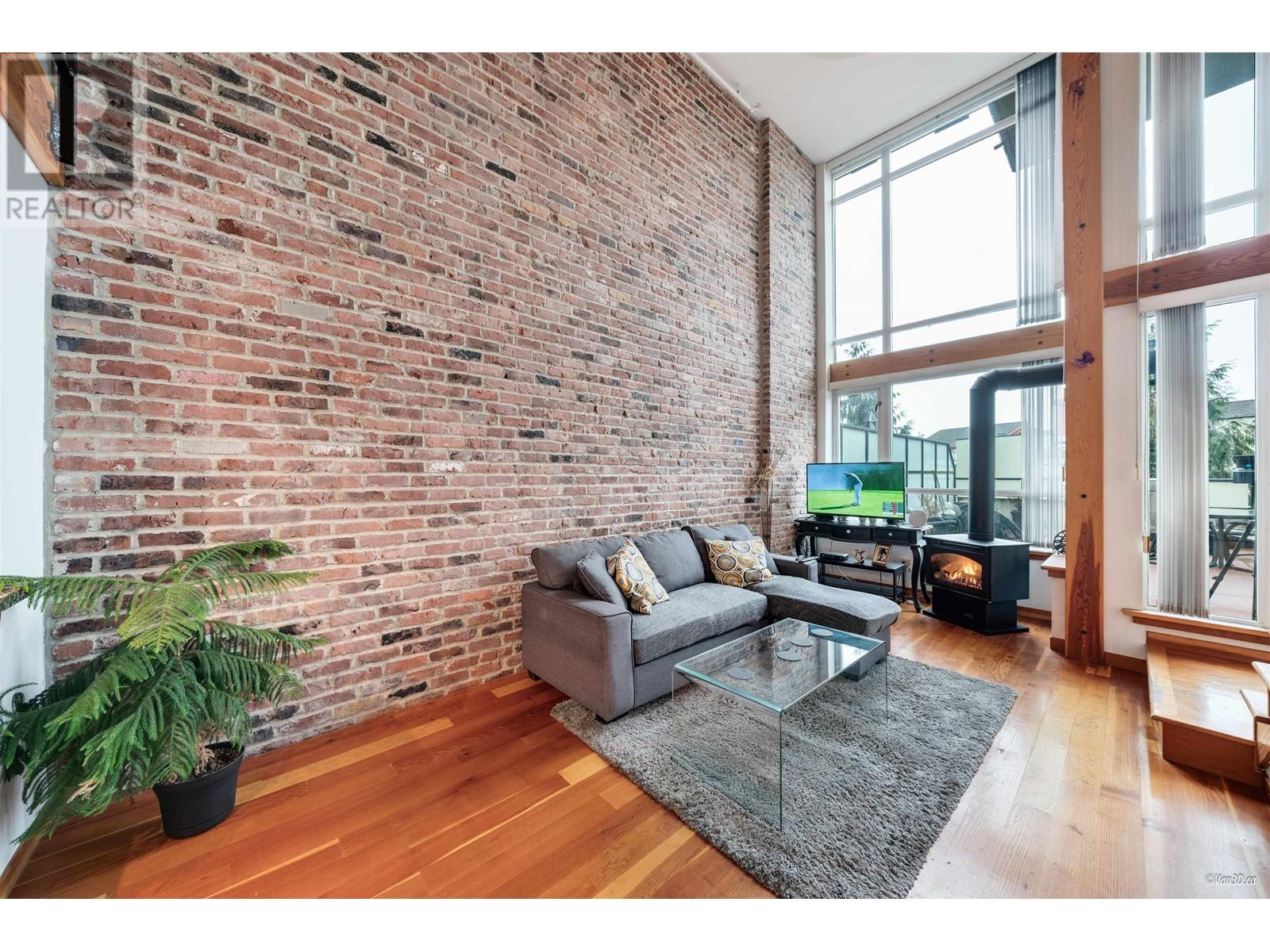 217 10 Renaissance Square, New Westminster, British Columbia  V3M 7B1 - Photo 3 - R2968777