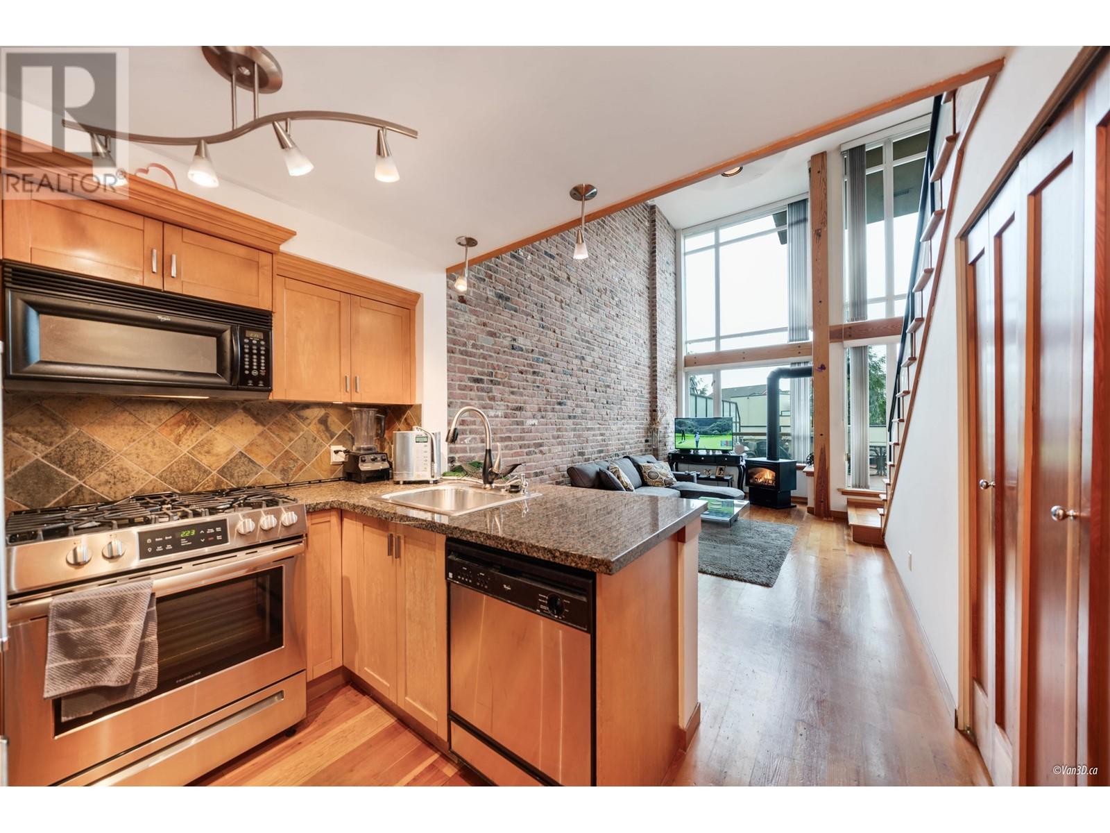 217 10 Renaissance Square, New Westminster, British Columbia  V3M 7B1 - Photo 4 - R2968777