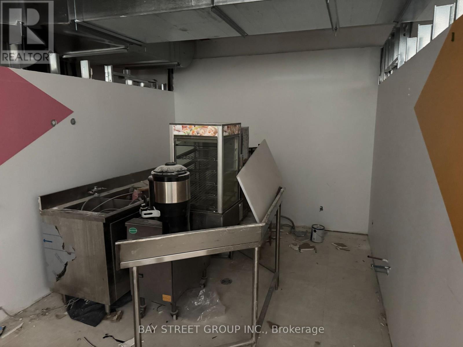 Main - 648 Spadina Avenue, Toronto, Ontario  M5S 2H7 - Photo 6 - C11979667