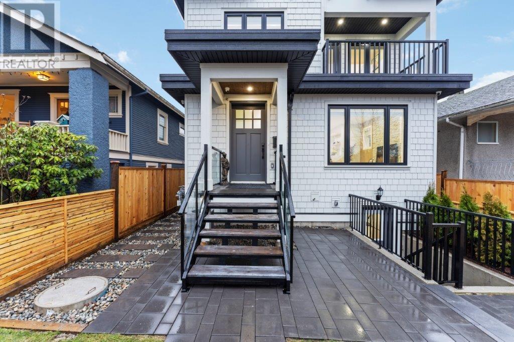 Listing Picture 2 of 32 : 2560 DUNDAS STREET, Vancouver / 溫哥華 - 魯藝地產 Yvonne Lu Group - MLS Medallion Club Member