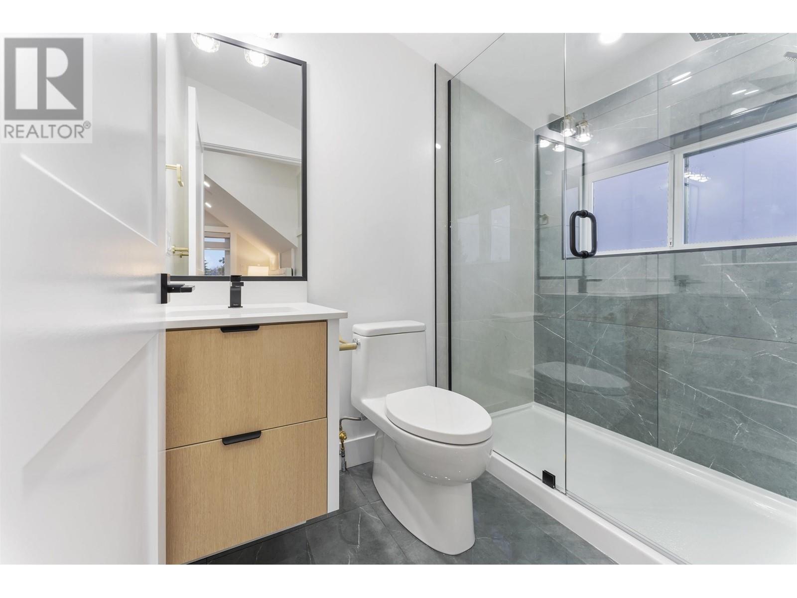 Listing Picture 25 of 32 : 2560 DUNDAS STREET, Vancouver / 溫哥華 - 魯藝地產 Yvonne Lu Group - MLS Medallion Club Member