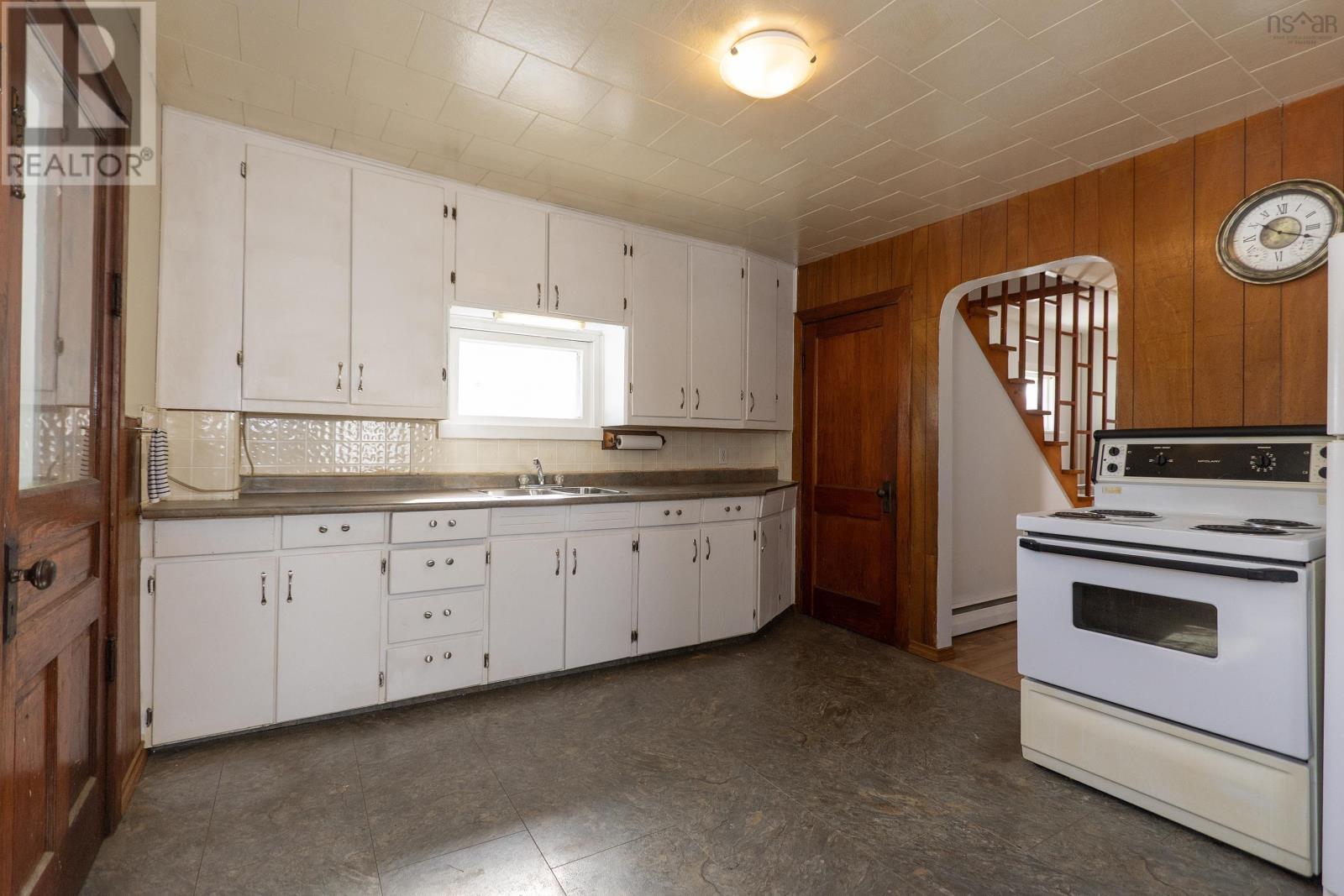 90 Mcfarlane Street, Springhill, Nova Scotia  B0M 1X0 - Photo 12 - 202503247