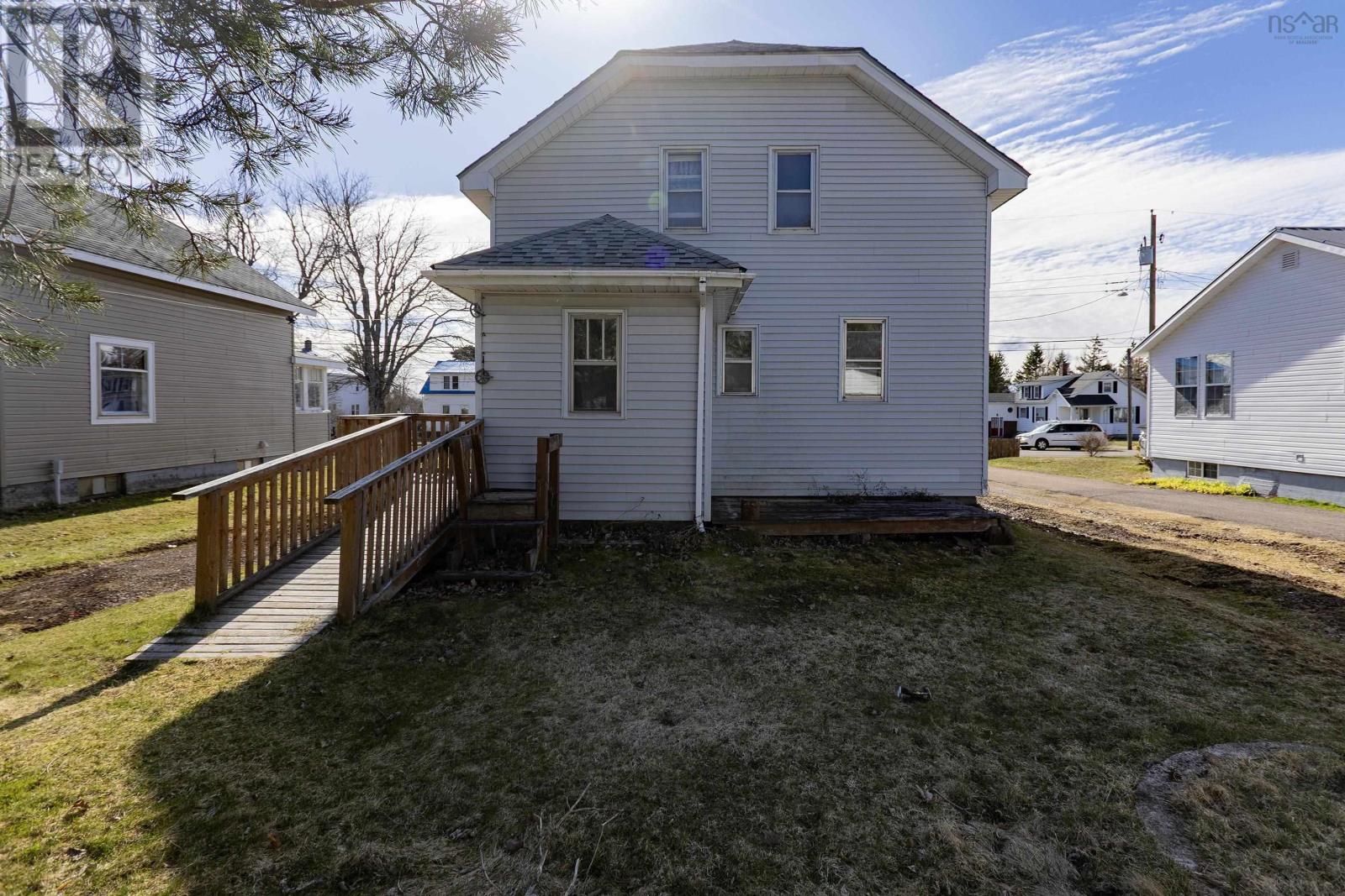 90 Mcfarlane Street, Springhill, Nova Scotia  B0M 1X0 - Photo 5 - 202503247