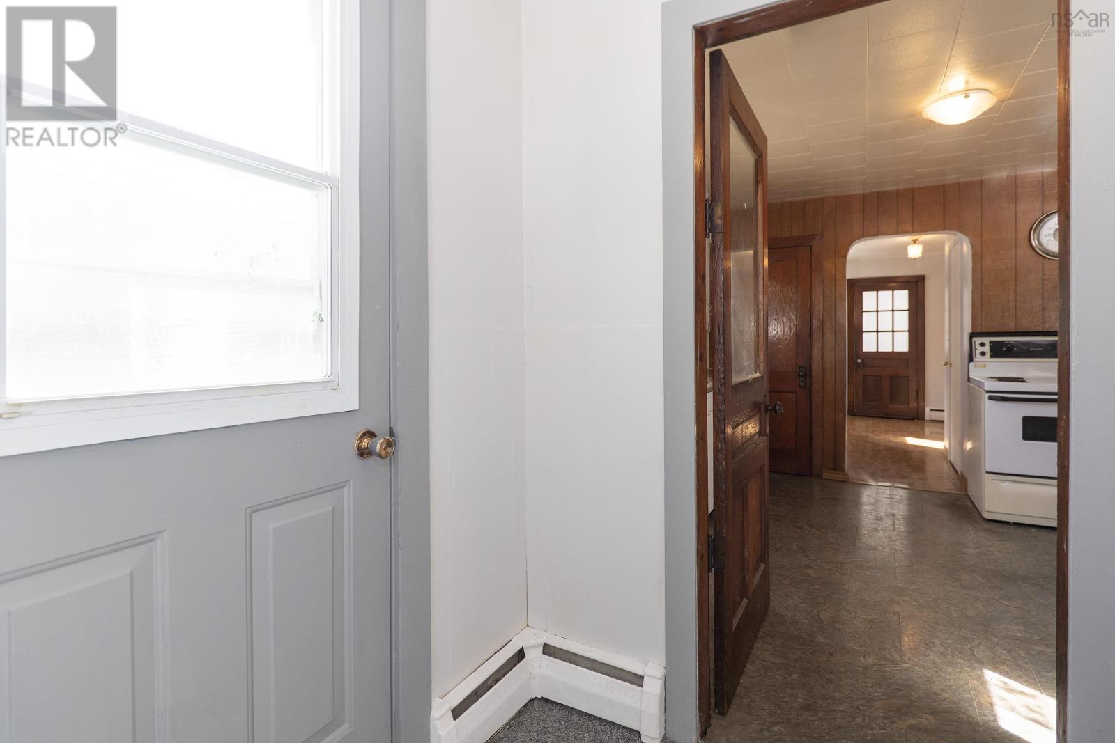 90 Mcfarlane Street, Springhill, Nova Scotia  B0M 1X0 - Photo 9 - 202503247