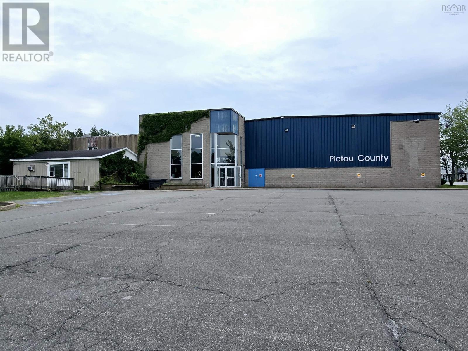 558 South Frederick Street, New Glasgow, Nova Scotia  B2H 3P5 - Photo 2 - 202503248