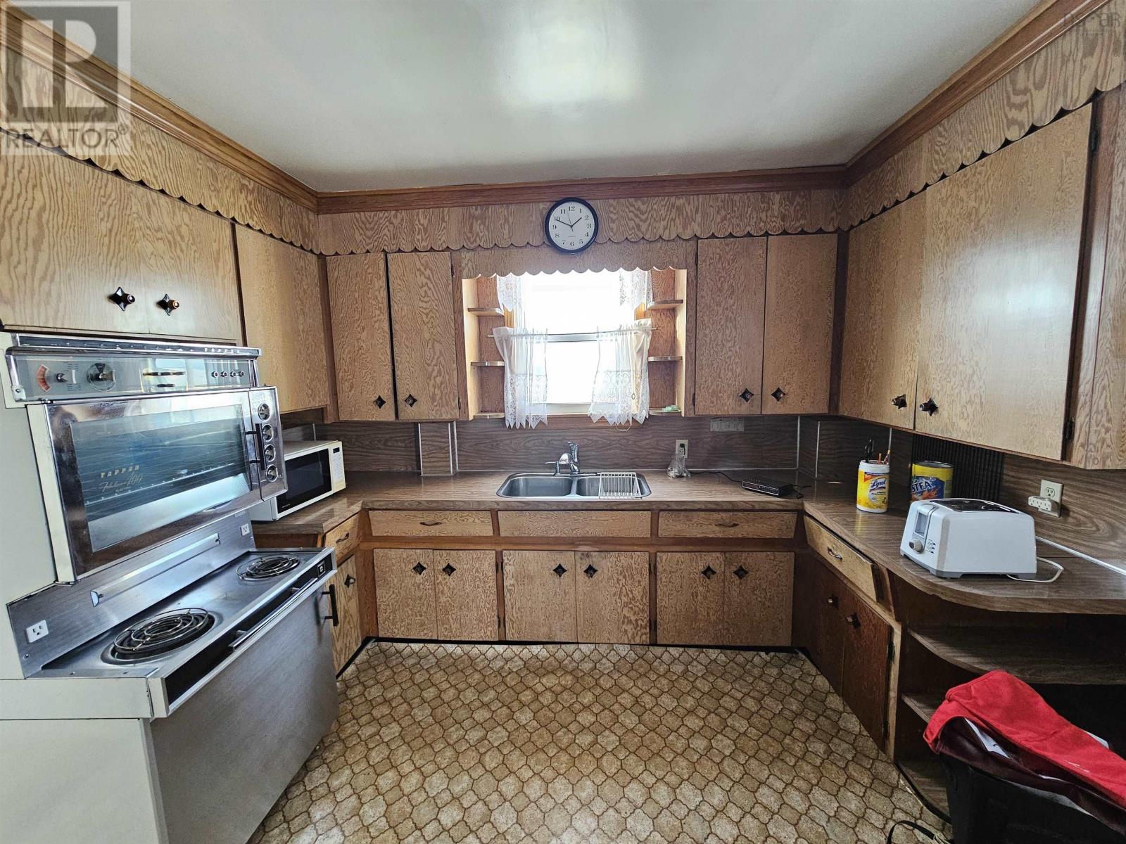 13 Churchill Street, Glace Bay, Nova Scotia  B1A 4N1 - Photo 3 - 202503253