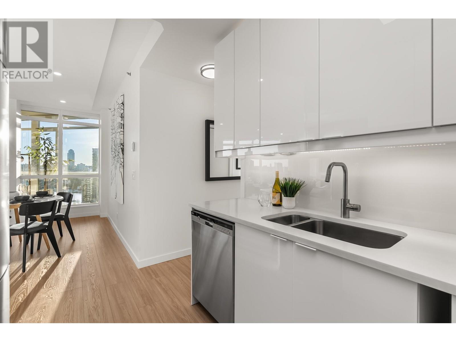 Listing Picture 22 of 38 : 2302 289 DRAKE STREET, Vancouver / 溫哥華 - 魯藝地產 Yvonne Lu Group - MLS Medallion Club Member