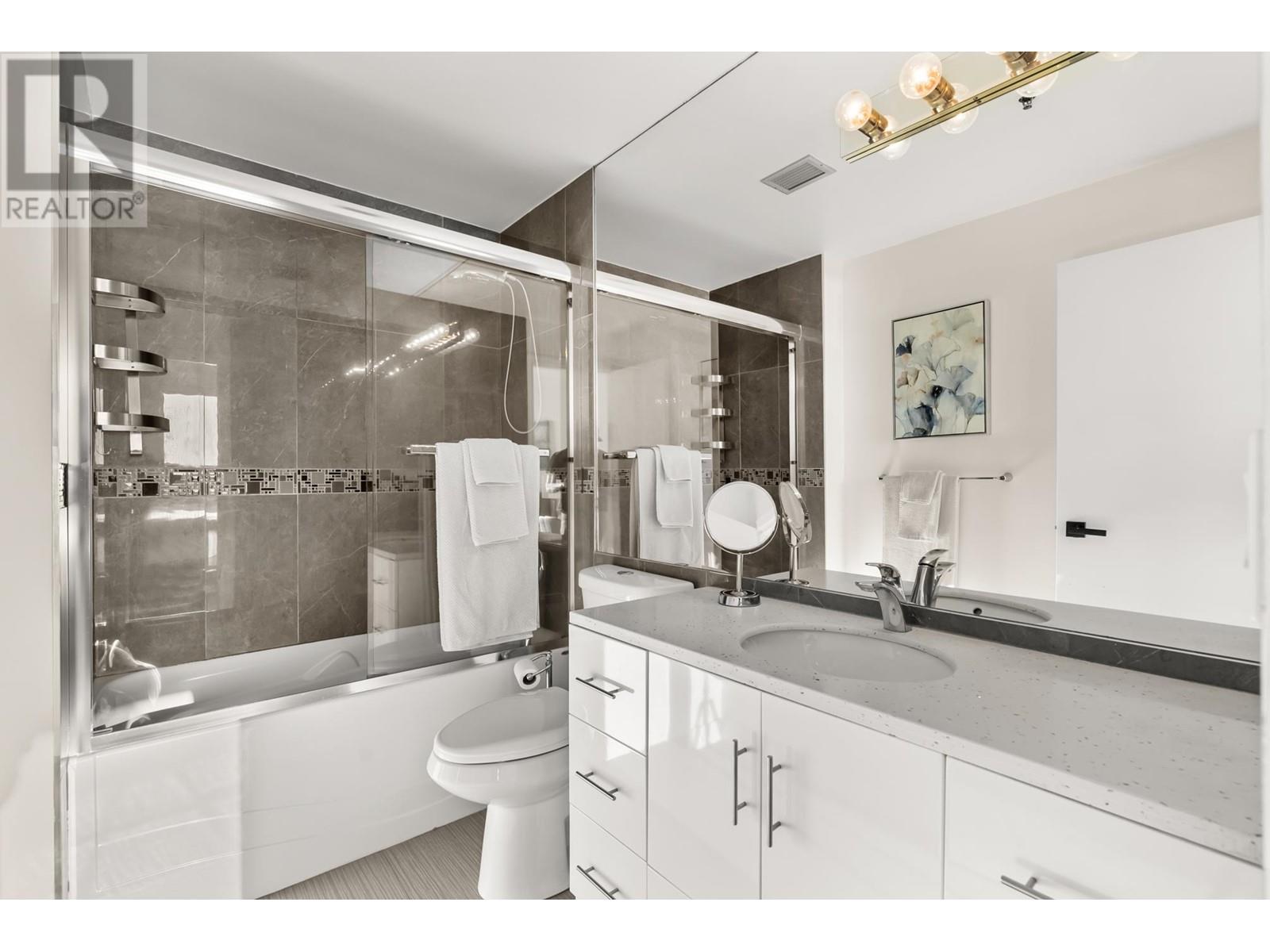 Listing Picture 29 of 38 : 2302 289 DRAKE STREET, Vancouver / 溫哥華 - 魯藝地產 Yvonne Lu Group - MLS Medallion Club Member